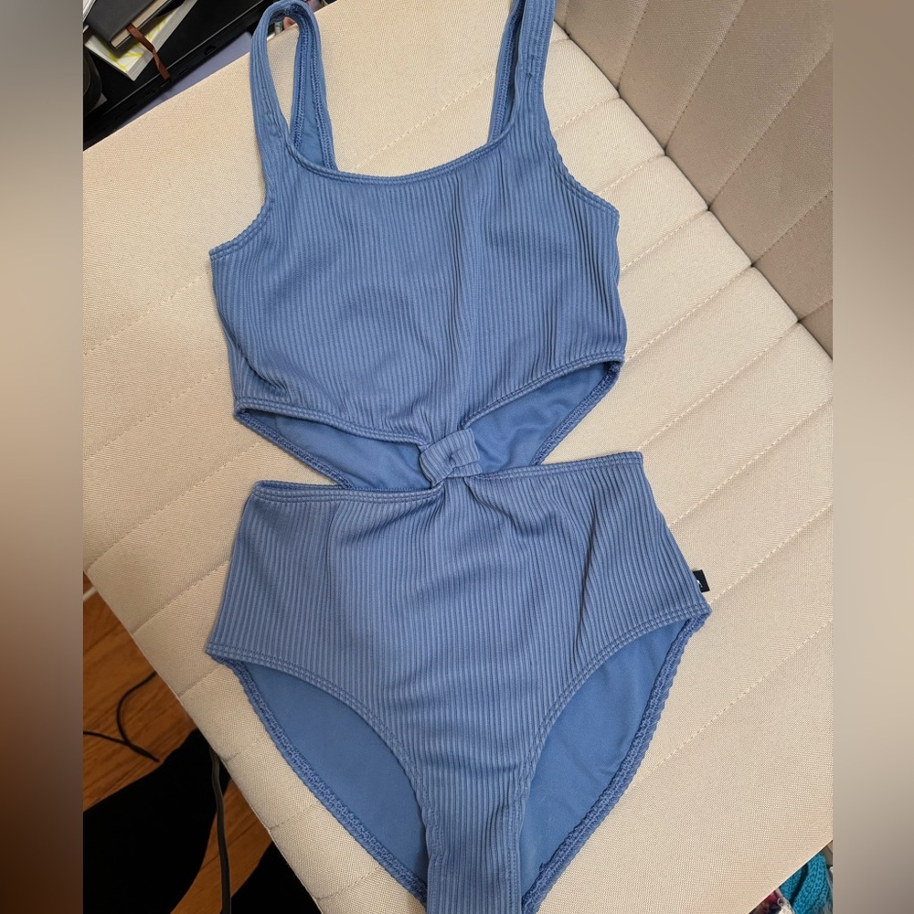 Girls Abercrombie bathing suit size 11/12.